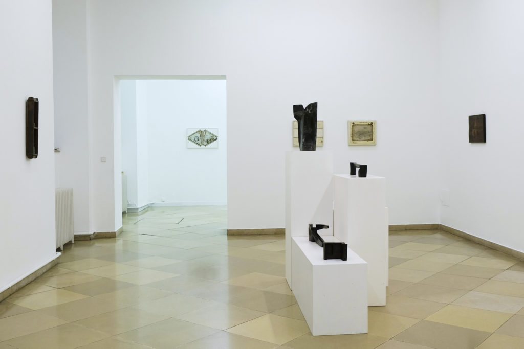 Ausstellungsansicht, Zusammengesetzte Bilder, Schreine & Plastik, Zbyněk Sekal, artmark galerie, Wien 2021.